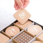 ひらがなbiscuit（木製ひらがなカード）- おしゃれな木のおもちゃ・知育玩具のdou?出産祝い・誕生日プレゼントにおすすめ！